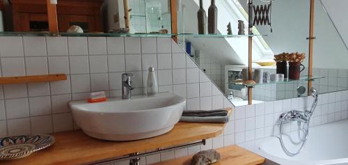 a white sink on a counter in a bathroom at Ferienwohnung Wremer Straße in Wremen