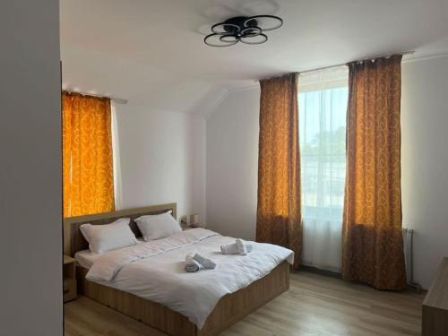 um quarto com uma cama com dois bichos de peluche em Pensiunea Casa Petrovai em Sighetu Marmaţiei