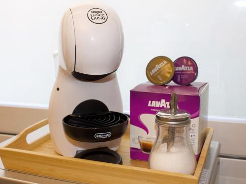 un mixer e una scatola di latte su una mensola di The Apartment a Porto Santo Stefano