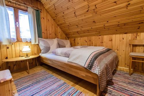 ein Schlafzimmer mit einem Bett in einer Holzhütte in der Unterkunft Almhaus Falkertzeit in Koflach