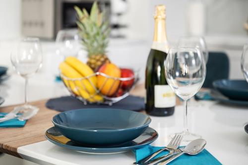 a table with a bowl of fruit and a bottle of wine at Double Rest in Jastrzębia Góra