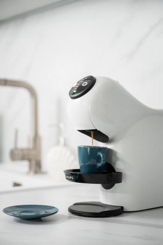 a sewing machine sitting on a counter with a cup at Double Rest in Jastrzębia Góra