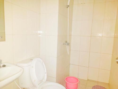 La salle de bains est pourvue de toilettes, d'un lavabo et d'une douche. dans l'établissement 2Bedrooms MDN City Light View Free WiFi Apartment Springlake Summarecon Bekasi, à Bekasi