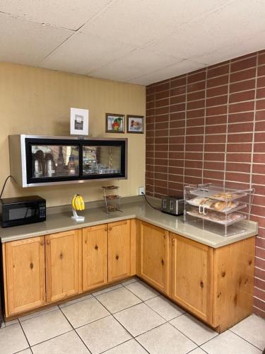 een keuken met een aanrecht met bananen erop bij Econo Lodge Salina Scenic Route 89 & I-70 in Salina
