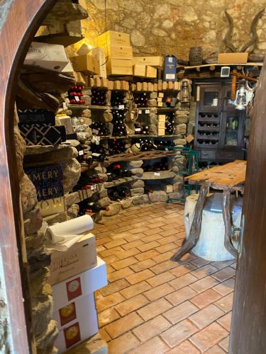 une salle remplie de nombreuses bouteilles de vin dans l'établissement Il Castello, à Villaputzu