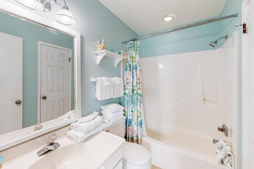 La salle de bains est pourvue d'un lavabo, d'une baignoire et d'un miroir. dans l'établissement Ocean Reef 110, à Gulf Shores