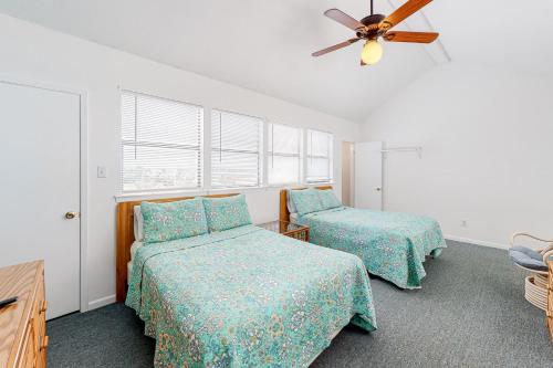 - une chambre avec 2 lits et un ventilateur de plafond dans l'établissement Ocean Reef 110, à Gulf Shores