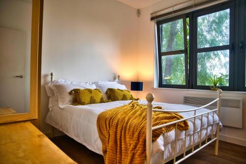 Säng eller sängar i ett rum på Stunning Modern Coventry City Apartment Free WiFi