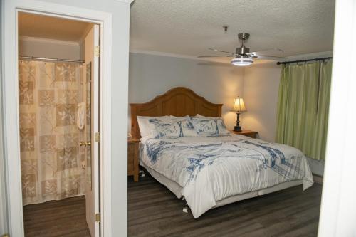 Un dormitorio con una cama y un ventilador de techo. en Stroll to Slopes, Village Area, Ski in-out MtLodge 343, en Snowshoe