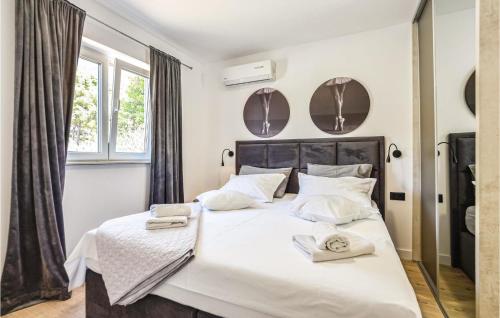 Postel nebo postele na pokoji v ubytování Amazing Home In Makarska With Wifi