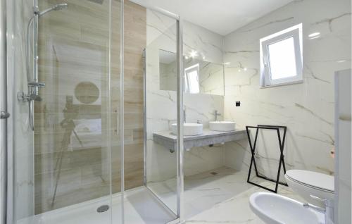 Koupelna v ubytování Amazing Home In Makarska With Wifi