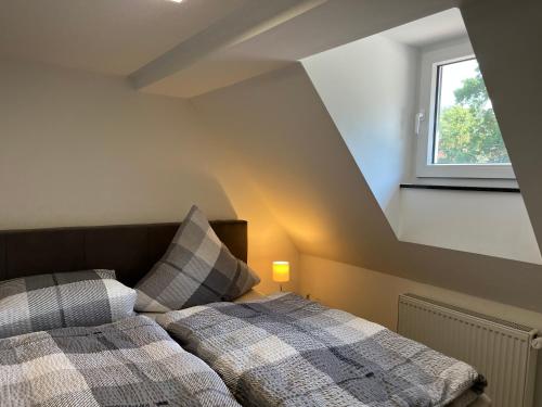 Un pat sau paturi într-o cameră la Ellas Ferienhaus