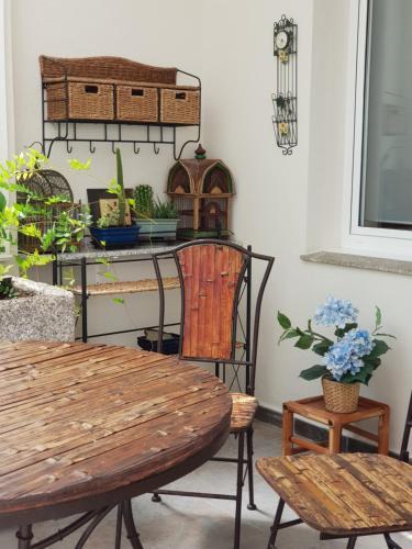 Habitación con mesa, sillas y plantas. en MAXIMO CONFORT en Lugo