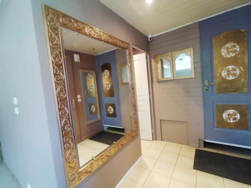 - un miroir mural dans l'établissement Jetset Parisian Holiday Home, à Cesson