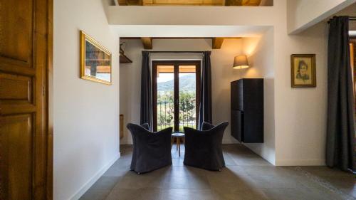 two chairs in a hallway with a table and a window at Mehdi's home in Pinerolo