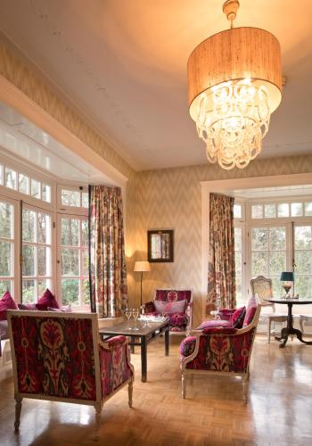 a large living room with a chandelier at Relais & Chateaux Hotel Landgoed Het Roode Koper in Ermelo