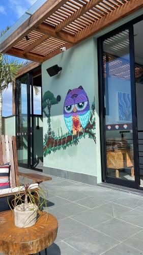 a building with an owl painted on the side of it at Hospedaria da Lagoa in Florianópolis