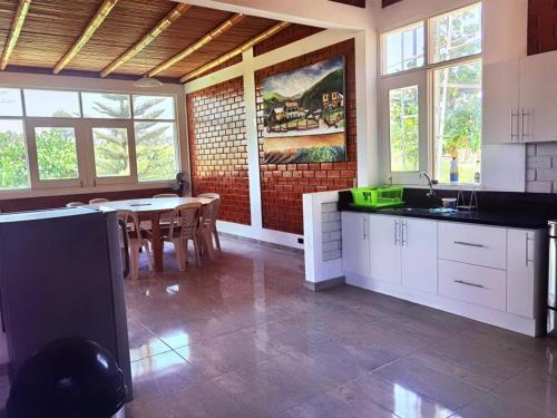 a kitchen with a table and a dining room at Bungalow Sol del Sur in Paracas