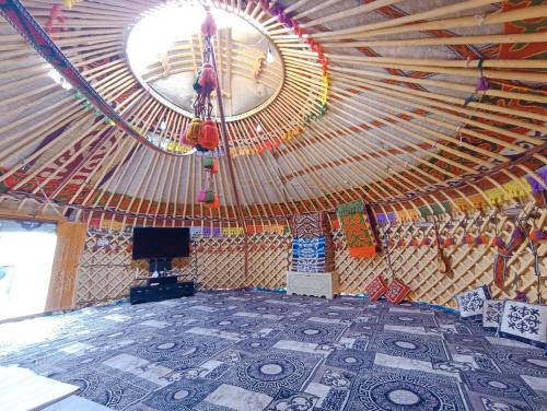 Ένα ή περισσότερα κρεβάτια σε δωμάτιο στο Karakol Yurt Village