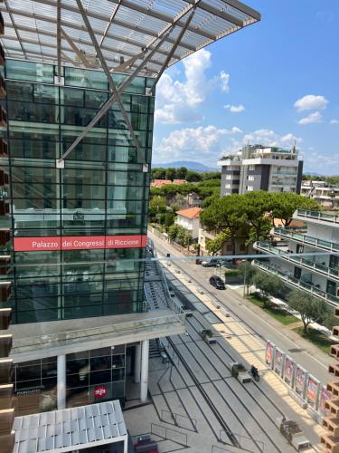 uma vista para um edifício de vidro com uma rua em Ceccarini 9 home suite home em Riccione