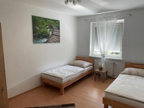 1 dormitorio con 2 camas y 2 ventanas en Sorinas Unterkunft Top WD5, en Werndorf
