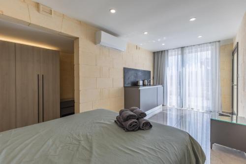 1 dormitorio con 1 cama grande y cocina en Celestina Farmhouse, en Xagħra
