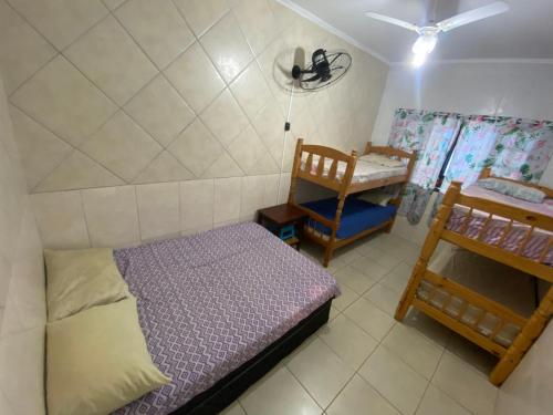 una piccola camera con letto e tavolo di Casa com Piscina e Churrasqueira a Praia Grande