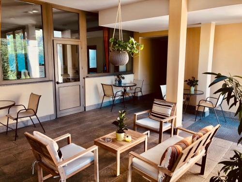 a lobby with chairs and tables and a waiting room at MOTEL Malpensa INN & Hotel-Airport in Tornavento