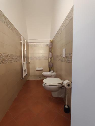 a bathroom with a toilet and a sink at Tenuta Vigna del Noce in Corato