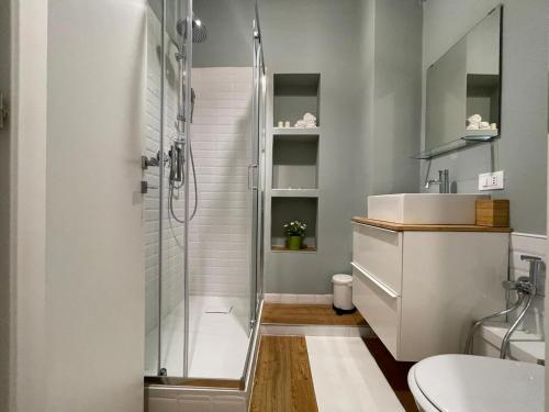 y baño con ducha y lavamanos. en Cozy Apartments by Maura, en Paola