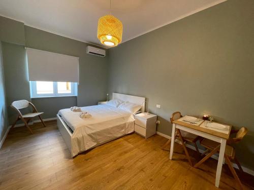 - une petite chambre avec un lit et une table dans l'établissement Cozy Apartments by Maura, à Paola