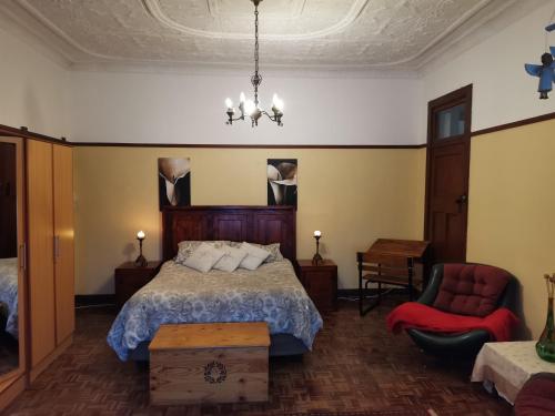 sypialnia z łóżkiem i krzesłem w obiekcie Die Blom w mieście Krugersdorp