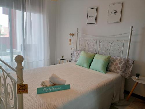 Giường trong phòng chung tại Sea and Sun Costa Esuri Isla Canela