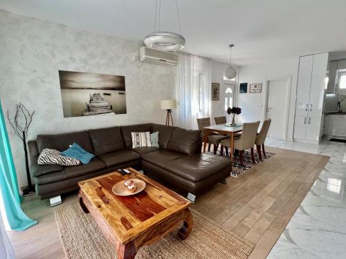 - un salon avec un canapé et une table dans l'établissement Apartments Tivat, à Tivat