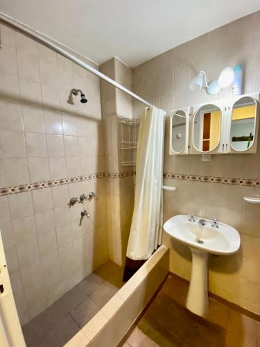 bagno con lavandino e doccia di Temporary Home City a Córdoba