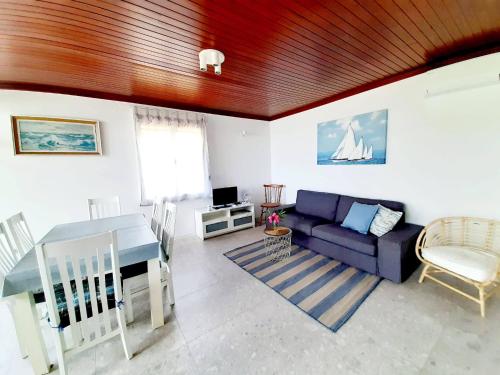 un soggiorno con divano blu e tavolo di Apartment Riko - accomodation "with" the Adriatic sea a Kampor