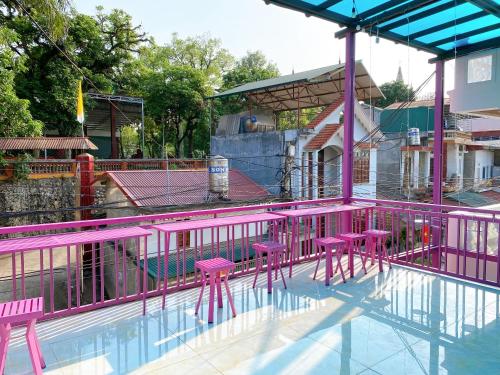 un grupo de taburetes rosas sentados en la parte superior de una piscina en Thanh Sơn Homestay, en Cao Bằng