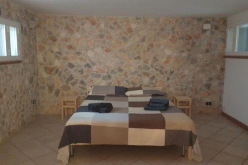 una camera da letto con un letto e asciugamani di GLADOMUS - Splendida nel cuore della pineta a Pulsano