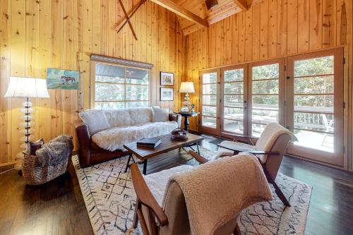 een woonkamer met een bank en een tafel bij Hideaway Pines in Lake Arrowhead