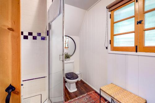 een kleine badkamer met een toilet en een raam bij Hideaway Pines in Lake Arrowhead