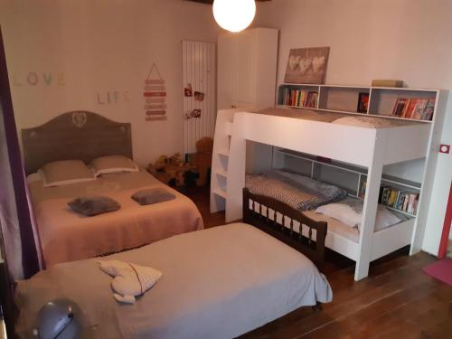 1 dormitorio con 2 camas y 1 litera en grande girondine aux portes du perigord, en Bonneville-et-Saint-Avit-de-Fumadières