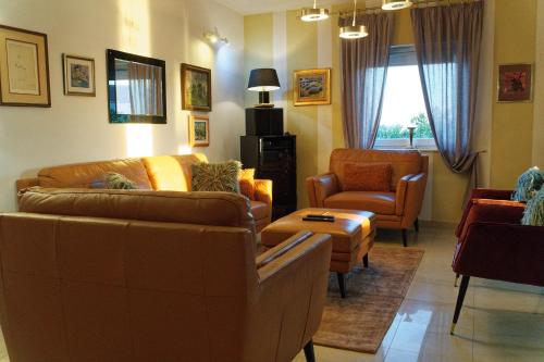 salon z kanapami i krzesłami oraz oknem w obiekcie Apartment Levarda with private hydromassage pool w Okrugu Gornjim