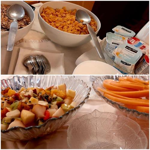 Twee foto's van schalen met fruit en groenten op een tafel. bij Residencial Do Rita em Rio Caldo in Geres