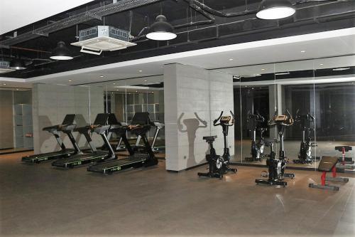 een fitnessruimte met diverse loopbanden en hometrainers bij BENESTA BEYOGLU in Istanbul