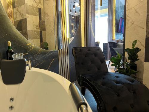 O baie la Family & Business Sauna Tężnia Apartments No 9 VIP -Leśny nad Zalewem Cedzyna, Unikat SPA- 1 Bedroom with Private Sauna, Jacuzzi, Spectacular View Terrace, Parking, Catering Options