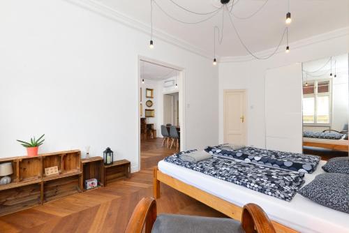 ブダペストにあるDaylight apartment, the best locationのベッドルーム1室(ベッド2台付)、リビングルームが備わります。