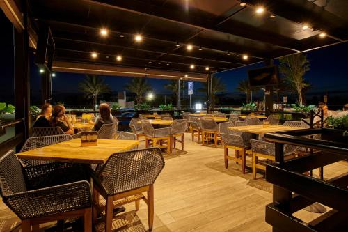 Ein Restaurant oder anderes Speiselokal in der Unterkunft Ibis Torreon 