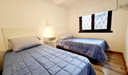 - une chambre avec 2 lits et une fenêtre dans l'établissement Hermosa casa PH equipada y con patio. Aestrenar, à Mar del Plata