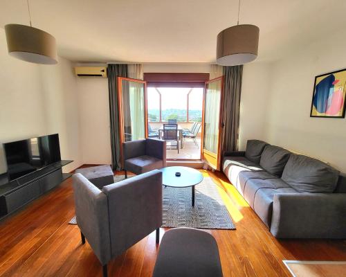 Relax lux في Vrnjačka Banja: غرفة معيشة مع أريكة وطاولة