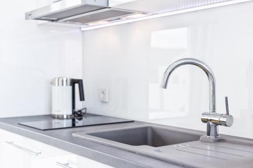 Kuchyňa alebo kuchynka v ubytovaní Villa Aliara Jacuzzi Apartment
